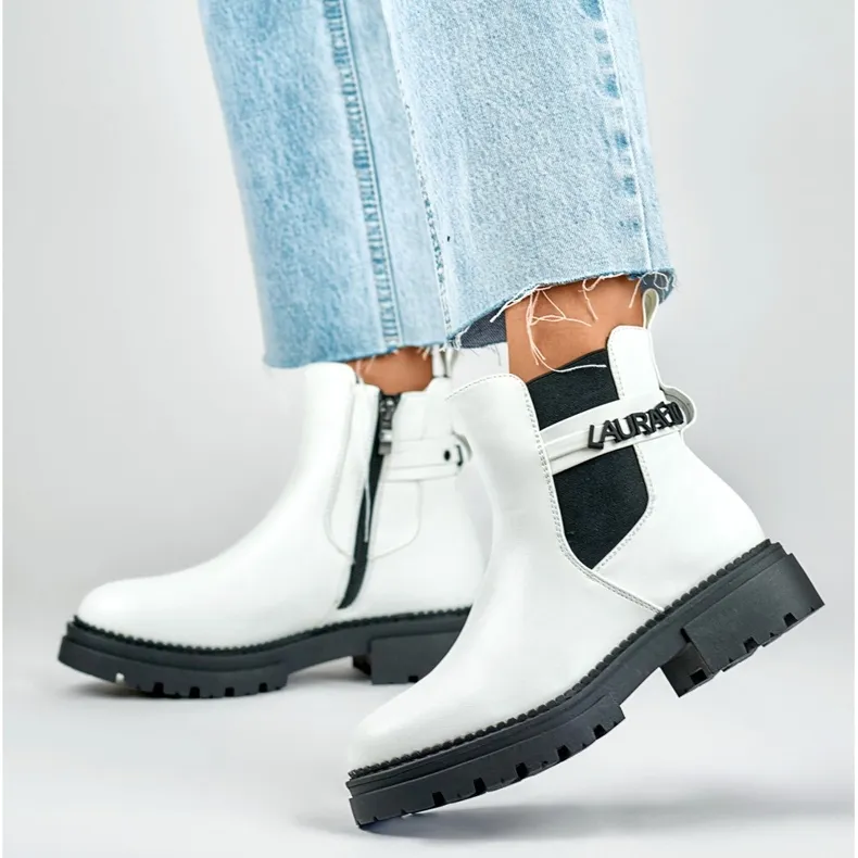 Bottes blanches pour femmes en cuir écologique avec une inscription décorative