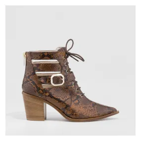 Botín Mari-SUSR en piel con print de serpiente en color marrón y aberturas | LODI Zapatos de mujer online