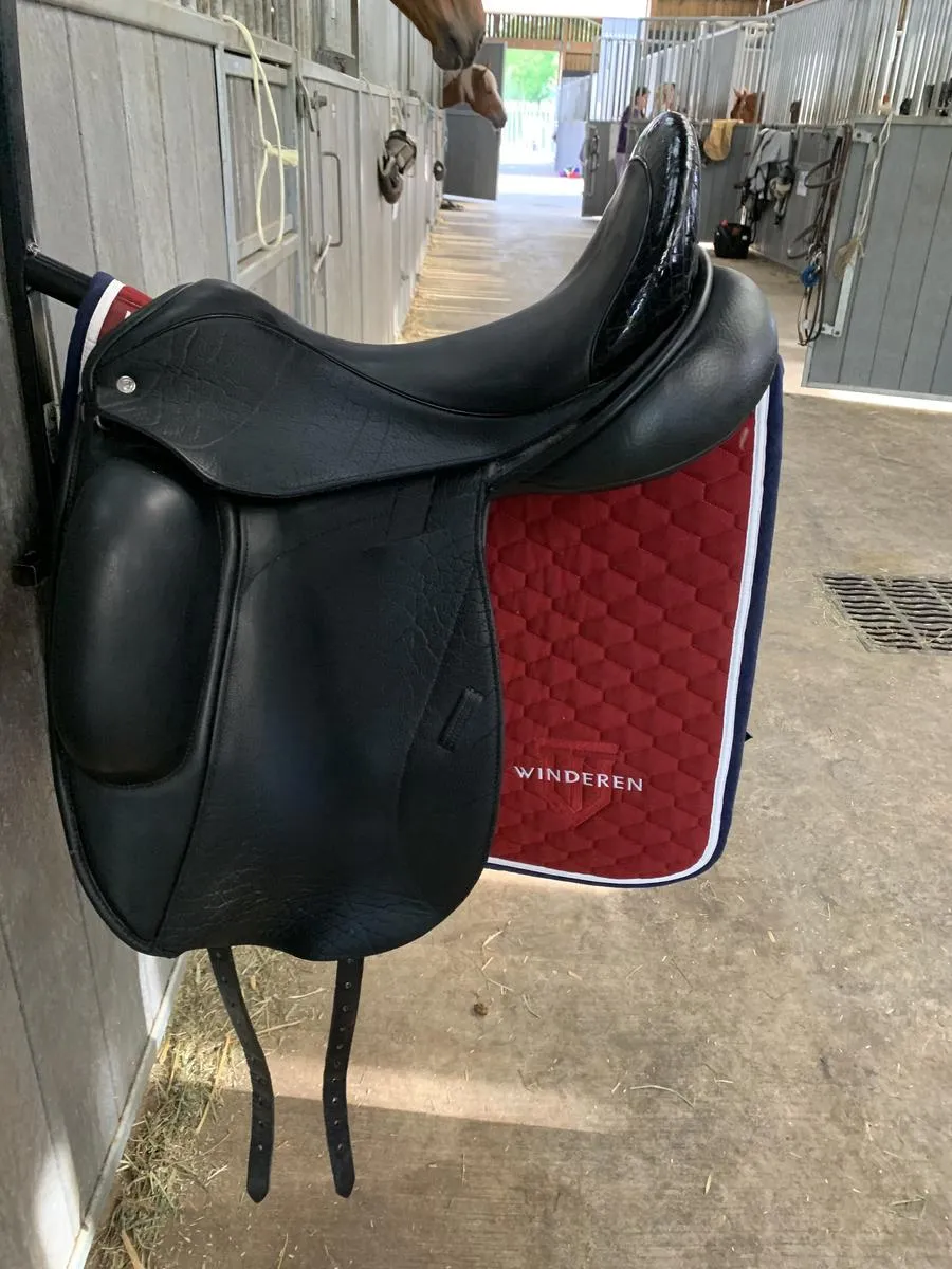 Custom saddlery Icon Flight dressage saddle