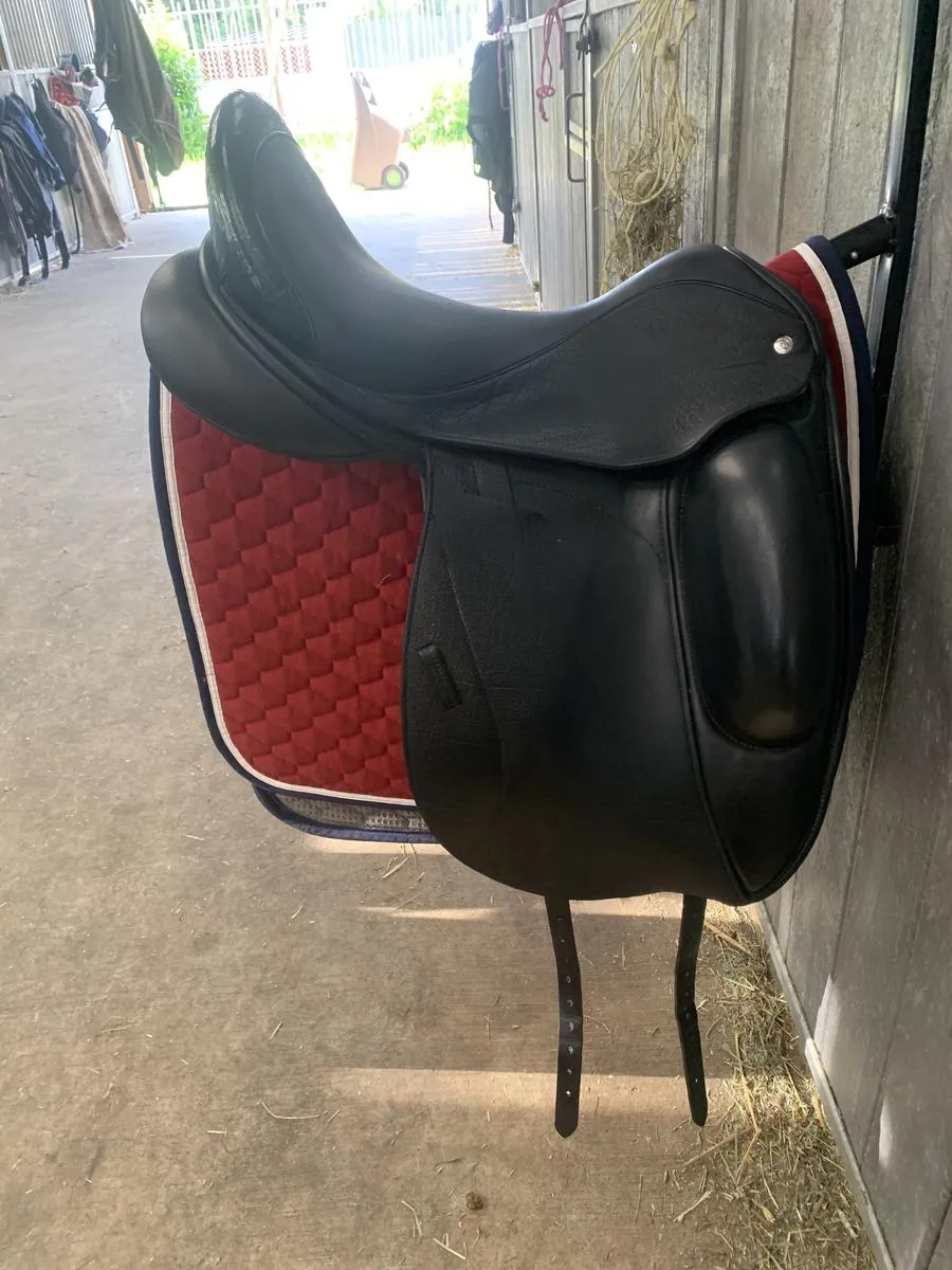 Custom saddlery Icon Flight dressage saddle