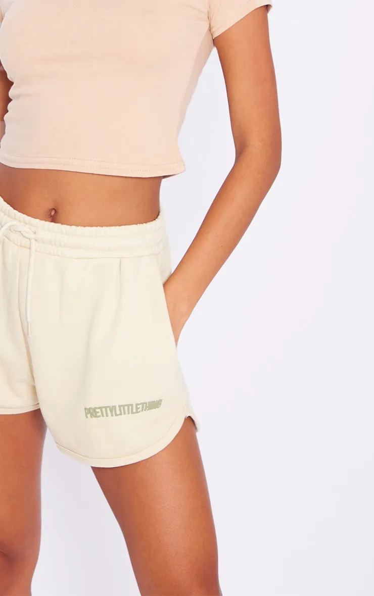 PRETTYLITTLETHING Short de course vert sauge imprimé