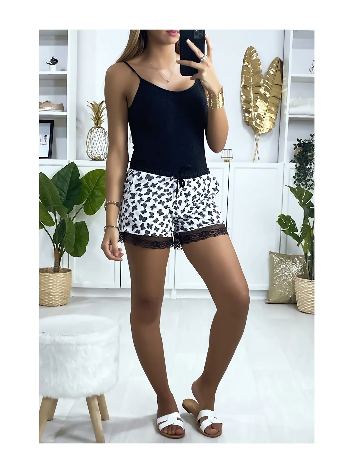 Short blanc motif papillon doublé avec dentelle