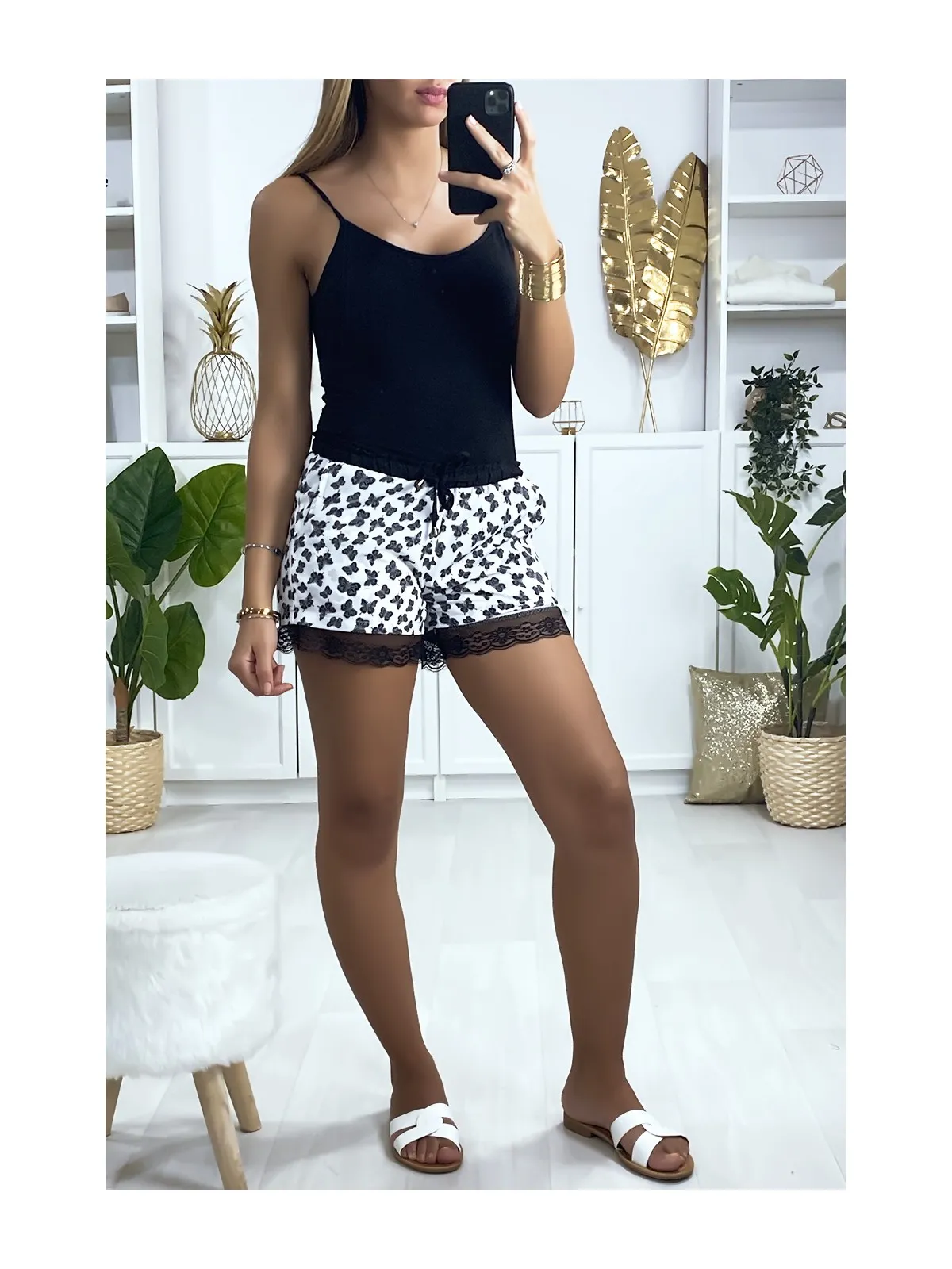 Short blanc motif papillon doublé avec dentelle